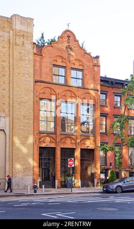 West Village : NY public Library Jackson Square Branch mélange les styles néo-gothique, Renaissance et hollandais dans le quartier historique de Greenwich Village. Banque D'Images