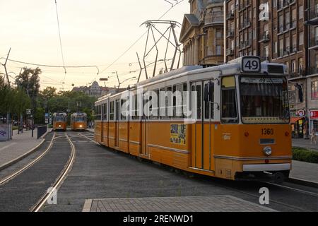 Budapest, Straßenbahn am Deák Ferenc tér // Budapest, tramway à Deák Ferenc tér Banque D'Images