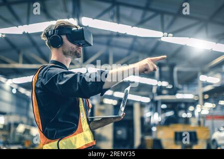 Ingénieur homme utilisant la technologie de réalité virtuelle VR dans l'usine d'entrepôt moderne nouvelle ingénierie d'innovation Banque D'Images