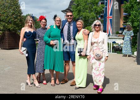 Ascot, Berkshire, Royaume-Uni. 29 juillet 2023. Le soleil brillait alors que des coureurs glamour arrivaient pour une grande journée de courses hippiques à l'hippodrome d'Ascot pour le QIPCO King George Day. Crédit : Maureen McLean/Alamy Live News Banque D'Images