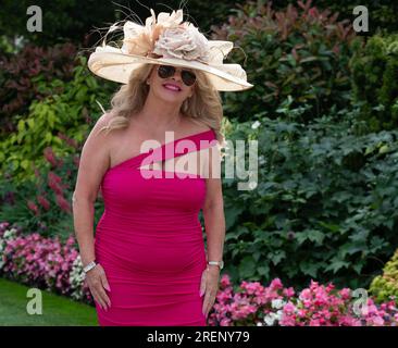 Ascot, Berkshire, Royaume-Uni. 29 juillet 2023. Le soleil brillait alors que des coureurs glamour arrivaient pour une grande journée de courses hippiques à l'hippodrome d'Ascot pour le QIPCO King George Day. Crédit : Maureen McLean/Alamy Live News Banque D'Images