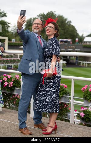 Ascot, Berkshire, Royaume-Uni. 29 juillet 2023. Le soleil brillait alors que des coureurs glamour arrivaient pour une grande journée de courses hippiques à l'hippodrome d'Ascot pour le QIPCO King George Day. Crédit : Maureen McLean/Alamy Live News Banque D'Images