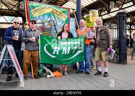 Brighton Royaume-Uni 29 juillet 2023 - la ligne de piquetage devant la gare de Brighton lors de la dernière grève syndicale RMT aujourd'hui : Credit Simon Dack / Alamy Live News Banque D'Images