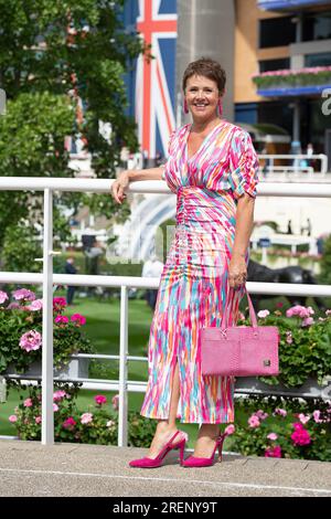 Ascot, Berkshire, Royaume-Uni. 29 juillet 2023. Le soleil brillait alors que des coureurs glamour arrivaient pour une grande journée de courses hippiques à l'hippodrome d'Ascot pour le QIPCO King George Day. Crédit : Maureen McLean/Alamy Live News Banque D'Images