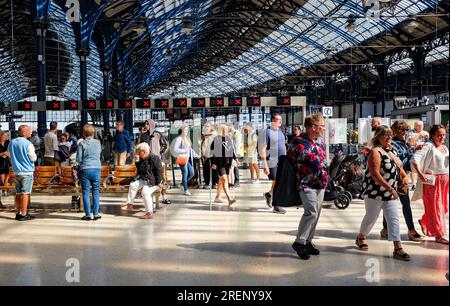 Brighton Royaume-Uni 29 juillet 2023 - les passagers voyagent toujours à la gare de Brighton lors de la dernière grève syndicale RMT car le service est encore limité : Credit Simon Dack / Alamy Live News Banque D'Images