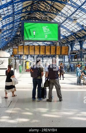 Brighton Royaume-Uni 29 juillet 2023 - les passagers voyagent toujours à la gare de Brighton lors de la dernière grève syndicale RMT car le service est encore limité : Credit Simon Dack / Alamy Live News Banque D'Images