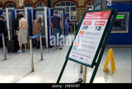 Brighton Royaume-Uni 29 juillet 2023 - Un avis informant les passagers d'une action syndicale nationale à la gare de Brighton lors de la dernière grève syndicale RMT où il y a encore un service limité : Credit Simon Dack / Alamy Live News Banque D'Images