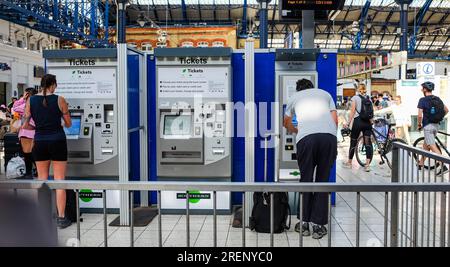 Brighton Royaume-Uni 29 juillet 2023 - les passagers voyagent toujours à la gare de Brighton lors de la dernière grève syndicale RMT car le service est encore limité : Credit Simon Dack / Alamy Live News Banque D'Images