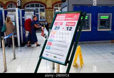 Brighton Royaume-Uni 29 juillet 2023 - Un avis informant les passagers d'une action syndicale nationale à la gare de Brighton lors de la dernière grève syndicale RMT où il y a encore un service limité : Credit Simon Dack / Alamy Live News Banque D'Images