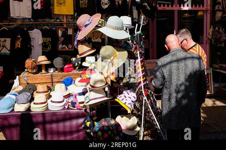 Brighton UK 29 juillet 2023 - chapeaux d'été en vente dans la région de Brighton North Laine par une belle journée chaude et ensoleillée dans le sud : Credit Simon Dack / Alamy Live News Banque D'Images