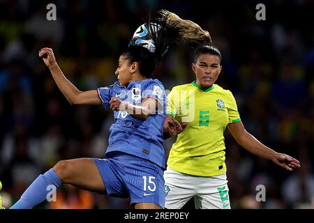 Brisbane, Australie. 29 juillet 2023. Kenza Dali de France et Tamires du Brésil s'affrontent pour la balle lors du match de la coupe du monde féminine de la FIFA 2023 France contre Brésil femmes Groupe F au Suncorp Stadium, Brisbane, Australie, 29 juillet 2023 (photo de Patrick Hoelscher/News Images) à Brisbane, Australie le 7/29/2023. (Photo de Patrick Hoelscher/News Images/Sipa USA) crédit : SIPA USA/Alamy Live News Banque D'Images
