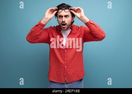 élégant européen brunette élégant homme de 35 ans dans une pensée de chemise Banque D'Images