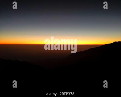 Vue exotique à 180 degrés de ligne hivernale orange avec des silhouettes de montagne à Mussoorie, Uttarakhand, Inde. Superbes paysages d'hiver. Banque D'Images