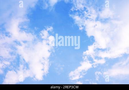 Beaux nuages blancs flottant sur ciel bleu vif Banque D'Images