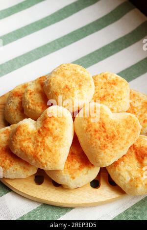 Gros plan paire de délicieux pains de Pao de Queijo ou de fromage brésilien frais en forme de cœur sur la pile Banque D'Images