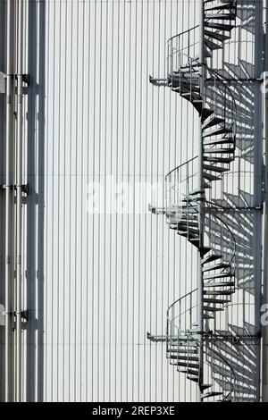 Escalier en colimaçon d'évacuation de secours sur un bâtiment industriel. Banque D'Images