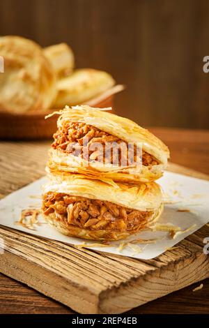 Classe mini rou jia Mo，rougamo,, il est parfois appelé un hamburger chinois, rougamo avec garnitures épicées de viande d'agneau, Shaanxi, Chine Banque D'Images