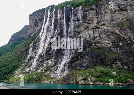 Cascade Seven Sisters dans le fjord de Geiranger. Geiranger, Møre og Romsdal, Norvège, Scandinavie, Europe Banque D'Images