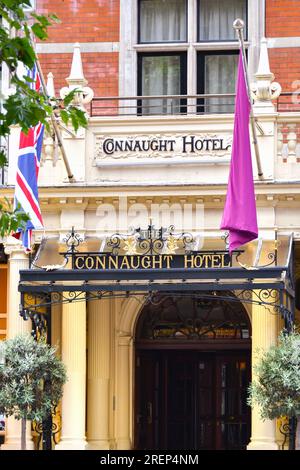 Londres, Angleterre, Royaume-Uni - 28 juin 2023 : entrée à l'hôtel Connaught à Mayfair dans le centre de Londres Banque D'Images