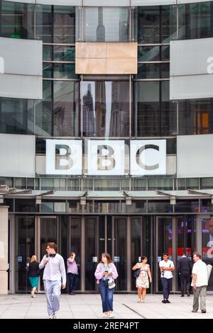 Londres, Angleterre, Royaume-Uni - 28 juin 2023 : personnes entrant et sortant de BBC Broadcasting House dans le centre de Londres Banque D'Images