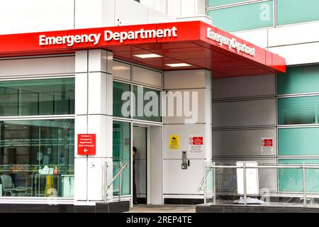 Londres, Angleterre, Royaume-Uni - 28 juin 2023 : vue rapprochée de l'entrée de l'hôpital universitaire du département des accidents et des urgences Banque D'Images