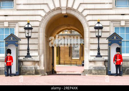 Londres, Angleterre, Royaume-Uni - 28 juin 2023 : gardes debout à l'attention à l'extérieur des boîtes de sentinelle au palais de Buckingham dans le centre de Londres. Banque D'Images