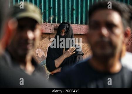 Srinagar, Inde. 27 juillet 2023. 27 juillet 2023, Srinagar Cachemire, Inde : Une femme musulmane cachemirienne regarde une procession de Muharram le huitième jour d'Ashura à Srinagar. Le gouvernement de l'État a autorisé la procession de Muharram par son itinéraire traditionnel pour la première fois depuis trois décennies. Le 27 juillet 2023 à Srinagar Cachemire, Inde. (Photo de Firdous Nazir/Eyepix Group/Sipa USA) crédit : SIPA USA/Alamy Live News Banque D'Images