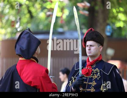 Zagreb, Croatie. 29 juillet 2023. Cérémonie de relève de la garde du régiment Cravat dans le centre-ville de Zagreb, Croatie, le 29 juillet 2023. Le Cravat Regiment est une garde d'honneur basée à Zagreb, en Croatie. À partir de 2010, le régiment a régulièrement effectué une marche dans la ville haute de Zagreb qui culmine avec une relève de la garde sur la place Saint-Marc. Le régiment porte des uniformes qui sont des répliques de ceux portés par les forces militaires appelées les Croates qui ont combattu pendant la guerre de trente ans. Photo : Marko Prpic/PIXSELL crédit : Pixsell/Alamy Live News Banque D'Images
