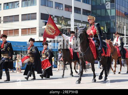 Zagreb, Croatie. 29 juillet 2023. Cérémonie de relève de la garde du régiment Cravat dans le centre-ville de Zagreb, Croatie, le 29 juillet 2023. Le Cravat Regiment est une garde d'honneur basée à Zagreb, en Croatie. À partir de 2010, le régiment a régulièrement effectué une marche dans la ville haute de Zagreb qui culmine avec une relève de la garde sur la place Saint-Marc. Le régiment porte des uniformes qui sont des répliques de ceux portés par les forces militaires appelées les Croates qui ont combattu pendant la guerre de trente ans. Photo : Marko Prpic/PIXSELL crédit : Pixsell/Alamy Live News Banque D'Images
