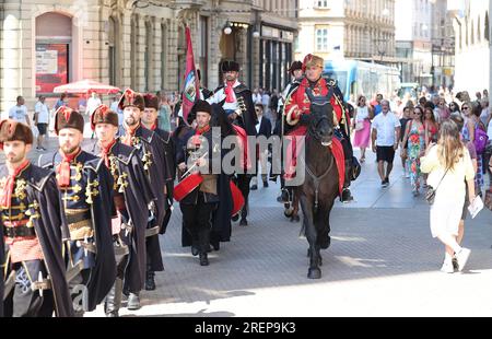 Zagreb, Croatie. 29 juillet 2023. Cérémonie de relève de la garde du régiment Cravat dans le centre-ville de Zagreb, Croatie, le 29 juillet 2023. Le Cravat Regiment est une garde d'honneur basée à Zagreb, en Croatie. À partir de 2010, le régiment a régulièrement effectué une marche dans la ville haute de Zagreb qui culmine avec une relève de la garde sur la place Saint-Marc. Le régiment porte des uniformes qui sont des répliques de ceux portés par les forces militaires appelées les Croates qui ont combattu pendant la guerre de trente ans. Photo : Marko Prpic/PIXSELL crédit : Pixsell/Alamy Live News Banque D'Images