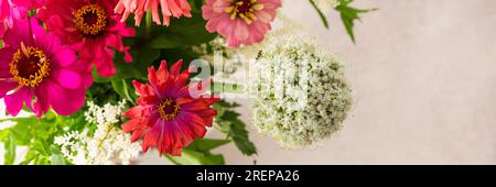 Bouquet d'été de Zinnia colorée, inflorescences d'oignon et brins de menthe, bouquet de bannière de fleurs, décoration de la maison avec des fleurs Banque D'Images