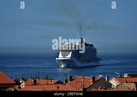 Marseille, France. 28 juillet 2023. Le navire de croisière MSC Seashore arrive au port méditerranéen français de Marseille. Crédit : SOPA Images Limited/Alamy Live News Banque D'Images