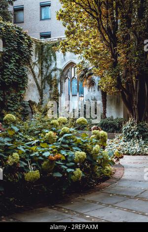 Ruines d'églises gothiques captivantes dans le paysage urbain londonien. Banque D'Images