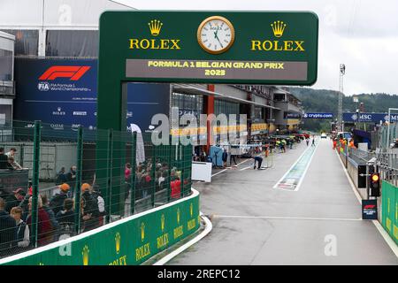 Pitlane viev avec Rolex et Formula 1 Panel Logos lors de Sprint Shootout session le samedi 29 juillet 1 MSC CRUISES BELGIAN GRAND PRIX 2023 Banque D'Images