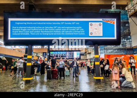 Londres, Royaume-Uni. 29 juillet 2023. En attendant des informations sur les grands écrans - les trains fonctionnent toujours sur un service réduit et les gens continuent d'arriver dans l'espoir d'en obtenir un. La dernière grève ferroviaire pour les salaires et les conditions à Euston Station. Crédit : Guy Bell/Alamy Live News Banque D'Images