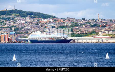 Dundee, Tayside, Écosse, Royaume-Uni. 29 juillet 2023. Azamara Journey, un bateau de croisière de classe Renaissance en provenance de Slovénie, arrive à l'heure à Dundee, en Écosse. Le voyage d'Azamara Journey est un voyage aller simple de 12 jours de Dublin (Irlande) à Leith – Édimbourg (Écosse). Crédit : Dundee Photographics/Alamy Live News Banque D'Images