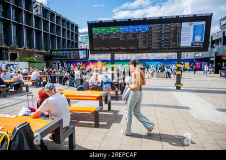 Londres, Royaume-Uni. 29 juillet 2023. Heureusement, c'est une belle journée pour que les gens puissent attendre dehors pour obtenir des informations dans le temps ensoleillé intermittent - les trains fonctionnent toujours sur un service réduit et les gens continuent d'arriver dans l'espoir d'en obtenir un. La dernière grève ferroviaire pour les salaires et les conditions à Euston Station. Crédit : Guy Bell/Alamy Live News Banque D'Images