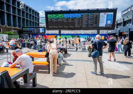 Londres, Royaume-Uni. 29 juillet 2023. Heureusement, c'est une belle journée pour que les gens puissent attendre dehors pour obtenir des informations dans le temps ensoleillé intermittent - les trains fonctionnent toujours sur un service réduit et les gens continuent d'arriver dans l'espoir d'en obtenir un. La dernière grève ferroviaire pour les salaires et les conditions à Euston Station. Crédit : Guy Bell/Alamy Live News Banque D'Images