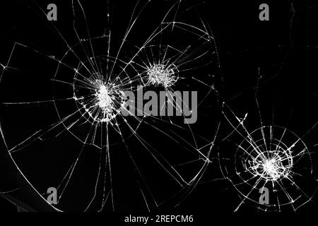 Traces de bosses et de fissures sur un écran LCD cassé, un moniteur d'ordinateur ou un téléviseur, photo en noir et blanc Banque D'Images