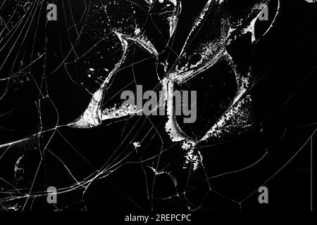 Fissures de texture de fond sur l'écran cassé d'un écran à cristaux liquides, d'un moniteur d'ordinateur ou d'un téléviseur, photo en noir et blanc Banque D'Images