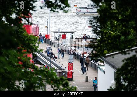 Hambourg, Allemagne. 29 juillet 2023. Les voyagistes marchent sur le pont jusqu'à la jetée de Övelgönne sur l'Elbe. Crédit : Jonas Walzberg/dpa/Alamy Live News Banque D'Images