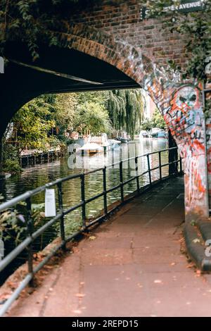 Le pont de Camden Town sur Regent's Canal capture le charme urbain de Londres. Banque D'Images