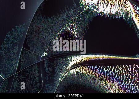 Fissures de fond de texture sur l'écran cassé d'un écran à cristaux liquides, d'un moniteur d'ordinateur ou d'un téléviseur Banque D'Images