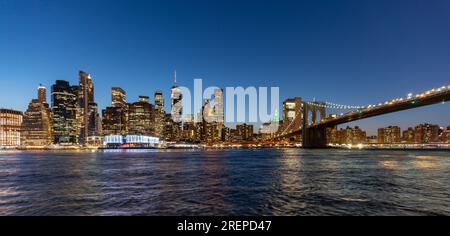La ville de New York Pont de Brooklyn et Manhattan skyline illuminée la nuit Banque D'Images