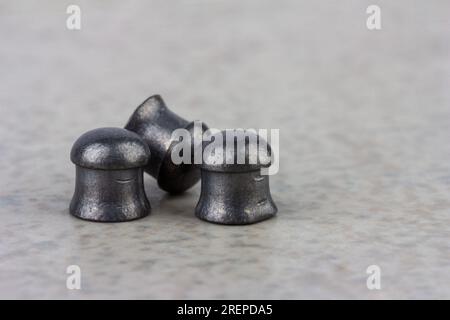 balles de plomb pour pistolets à air comprimé sur un fond gris avec un espace de copie Banque D'Images