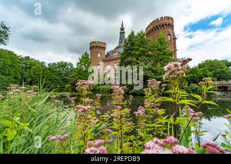 Wasserschloss Schloss Moyland, Bedburg-Hau, Kreis Kleve, Rhénanie-du-Nord-Westphalie, Allemagne, Europa | Château de Moyland, château à douves à Bedburg-Hau, Nor Banque D'Images