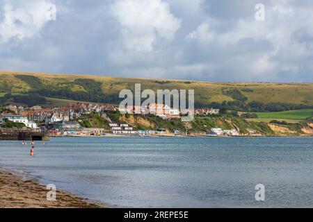 Swanage, Dorset Royaume-Uni. 29 juillet 2023. Météo britannique : soleil et vent à Swanage alors que les visiteurs se rendent au bord de la mer pour profiter au maximum du temps chaud et ensoleillé. Crédit : Carolyn Jenkins/Alamy Live News Banque D'Images