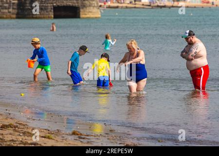 Swanage, Dorset Royaume-Uni. 29 juillet 2023. Météo britannique : soleil et vent à Swanage alors que les visiteurs se rendent au bord de la mer pour profiter au maximum du temps chaud et ensoleillé. Crédit : Carolyn Jenkins/Alamy Live News Banque D'Images