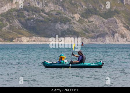 Swanage, Dorset Royaume-Uni. 29 juillet 2023. Météo britannique : soleil et vent à Swanage alors que les visiteurs se rendent au bord de la mer pour profiter au maximum du temps chaud et ensoleillé. Crédit : Carolyn Jenkins/Alamy Live News Banque D'Images