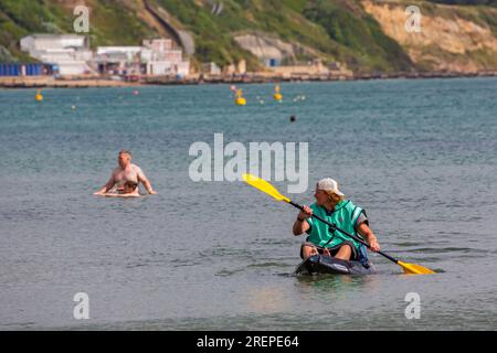 Swanage, Dorset Royaume-Uni. 29 juillet 2023. Météo britannique : soleil et vent à Swanage alors que les visiteurs se rendent au bord de la mer pour profiter au maximum du temps chaud et ensoleillé. Crédit : Carolyn Jenkins/Alamy Live News Banque D'Images